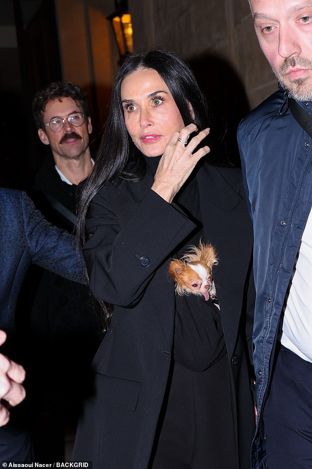 واعتمدت ديمي الحد الأدنى من المكياج لإبراز جمالها الدائم، وقامت بتصفيف خصلات شعرها الداكنة مباشرة في المساء