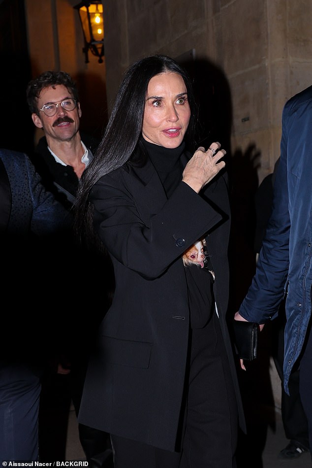 ظهرت في حالة معنوية عالية بينما رافقها الأمن وكلبها المحبوب في الشارع