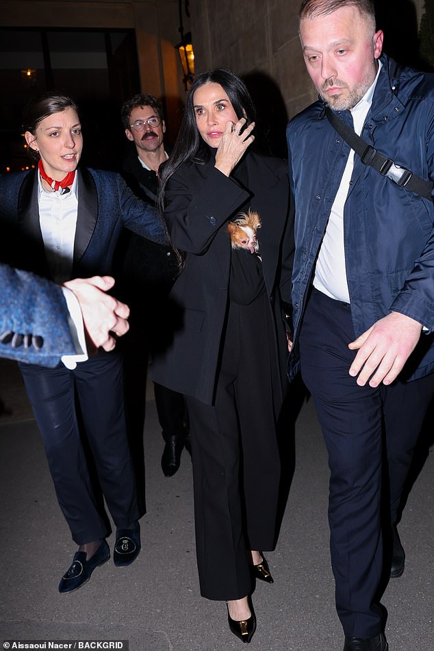 وارتدت الممثلة بلوزة سوداء ذات ياقة عالية تحت سترتها، ونسقت المظهر مع بنطال أسود مفصل