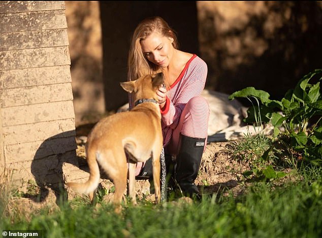 أنقذت ممثلة EastEnders، البالغة من العمر 53 عامًا، صديقتها ذات الفراء لولا من جوا بالهند في عام 2019 بعد أن وقعت هي وابنتها ليلي روز في حبها خلال رحلتهما التي استمرت ثلاثة أسابيع.