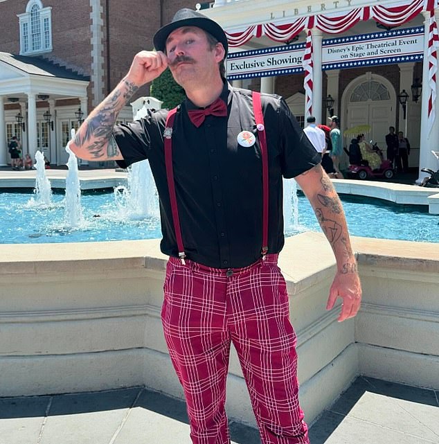 وكان لآدم أكثر من 407 آلاف متابع على حسابه على يوتيوب، و85 ألف آخرين على إنستغرام.