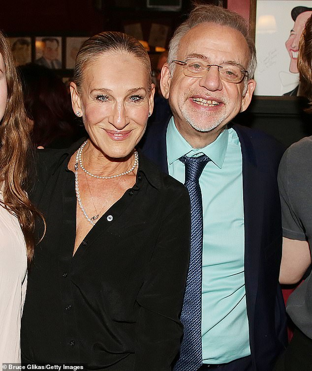 باركر باللون الأسود واللؤلؤ مع المؤلف شيمان الذي كان يحتفل بكتابه الجديد