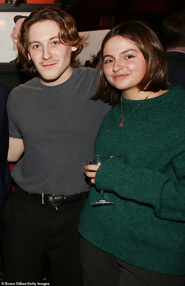 كان جيمس يرتدي قميصًا رماديًا وبنطلونًا داكنًا مربوطًا بحزام وشعره الأحمر على الجانب الأطول. صممت تابيثا سترة خضراء كبيرة الحجم مع بنطال داكن وقلادة ذهبية