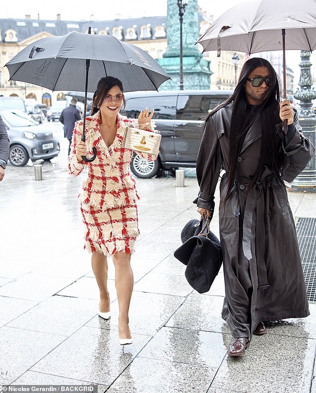 زوجة جيف بيزوس، 56 عامًا، لفتت الأنظار في فستان من التويد باللونين الأحمر والأبيض من فيرساتشي (في الصورة مع المصمم لو روتش)