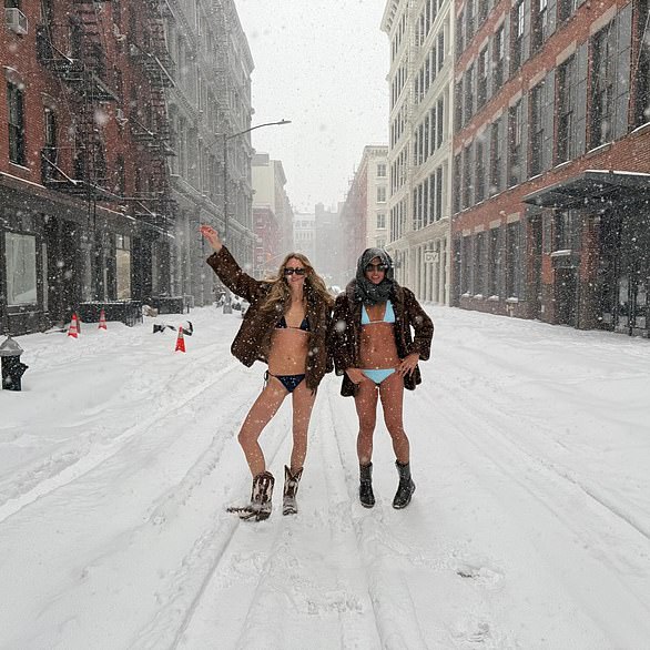 تحدت Adare Mareuse (يسار) البرد في بيكيني مثلث أسود بقيمة 230 جنيهًا إسترلينيًا، بينما ارتدت أريانا إيسلر قطعتين باللون الأزرق وحجابًا للرأس بقيمة 227 جنيهًا إسترلينيًا