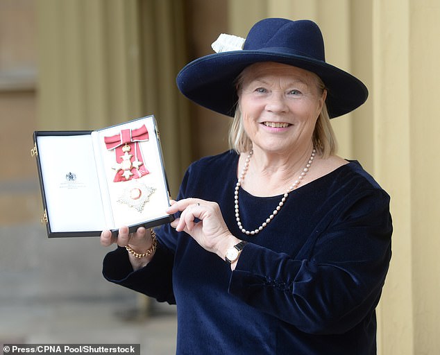 لقد زعمت كذبًا أنها حصلت على درجة الدكتوراه، مما أثار غضبًا عارمًا في نادي أثينيوم، وهو نادي سانت جيمس الذي كانت رئيسته حتى وقت قريب - ولكن عضويته انتهت منذ ذلك الحين.