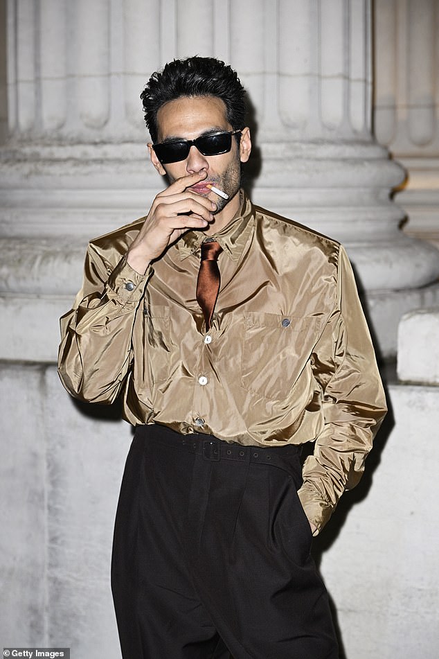 قام دييغو كالفا بتدخين سيجارة خارج المكان