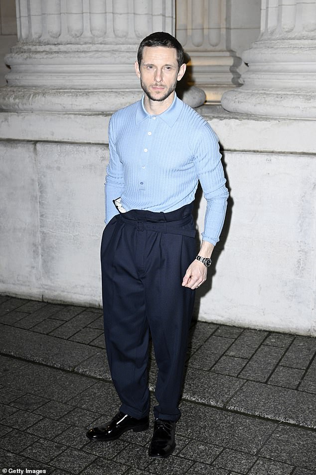 قام جيمي بيل بالتقاط الصور الفوتوغرافية قبل العرض