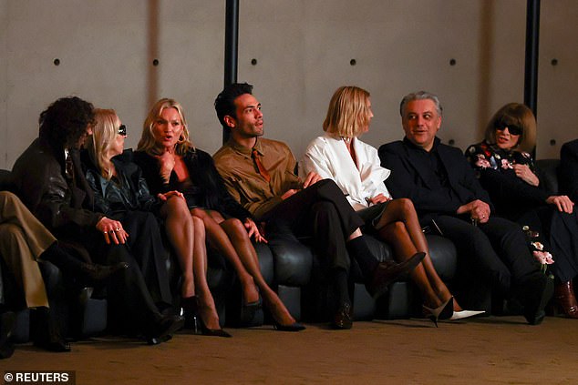 أخذت كيت مقعدها في الصف الأمامي إلى جانب أمثال آنا وينتور