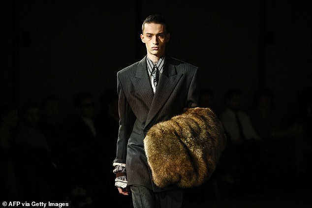 عرضت إحدى العارضات بدلة مقلمة من المجموعة الجديدة