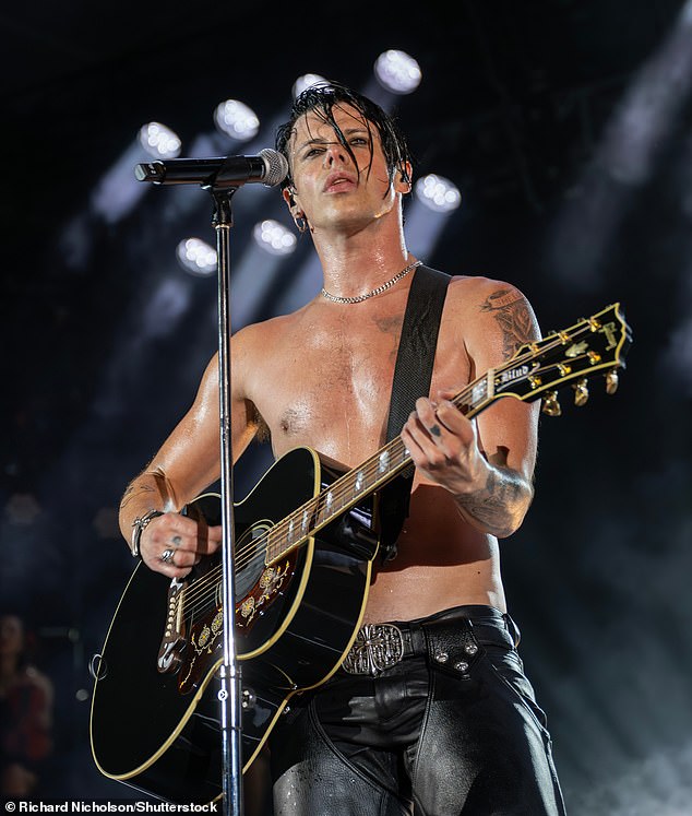 أثار هذا المنشور موجة من ردود الفعل العنيفة بين المعجبين، مما دفع Yungblud (في الصورة) إلى مشاركة بيان صوتي على وسائل التواصل الاجتماعي يصر فيه على أنه لم يكن على علم بالادعاءات الموجهة ضد ليندمان.