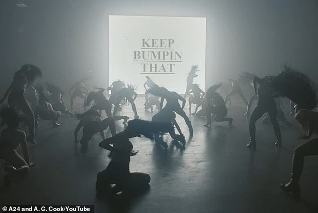 تومض رسائل مختلفة، مثل كلمات أغانيها السابقة، عبر الشاشة بينما بدأت مستنسخات تشارلي بالرقص بعنف