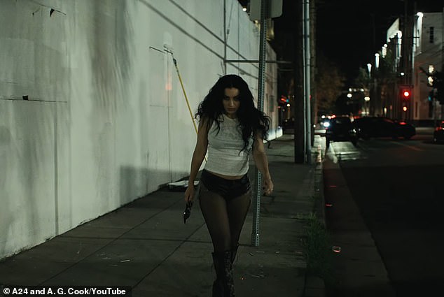 أطلق مغني Brat الفيديو في شوارع مدينة نيويورك ليلاً