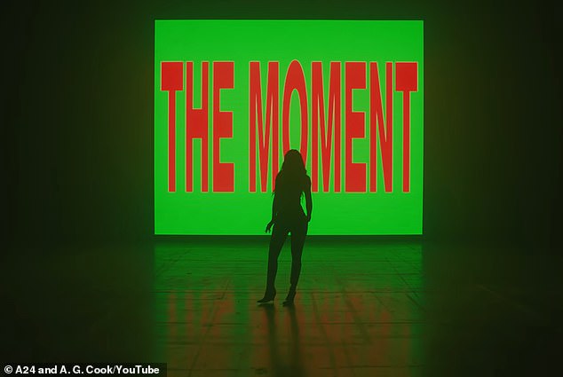 عرضت نهاية المقطع صورة ظلية ساحرة لامرأة أمام الشاشة مع عرض عنوان الفيلم الوثائقي الساخر لشارلي في مقدمة ووسط الغرفة