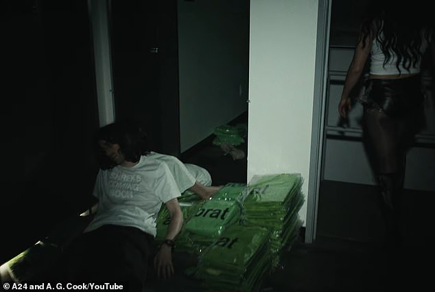 لقد داست عبر أحد المستودعات ومرت بأكوام من سلع برات الخضراء الزاهية بالإضافة إلى عارضات الأزياء ذات الشعر الداكن التي مرت بواحدة. في مرحلة ما، مرت بشخص معين يرتدي قميصًا مكتوب عليه Shrek 5 Coming قريبًا