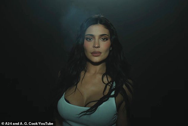 في الفيديو الموسيقي، ارتدى جميع النجوم والراقصين قمصانًا بيضاء صغيرة، على الرغم من أن جينر كانت ذات قصة منخفضة بما يكفي لإظهار لمحة من حمالة صدرها السوداء.