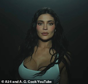 بدأ Charli XCX الفيديو أثناء تدخين سيجارة