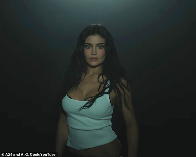 اشتعلت النيران في عينيها وابتسم النجم قليلاً بينما تحولت الشاشة إلى اللون الأسود، في ختام الفيديو المليء بالإثارة