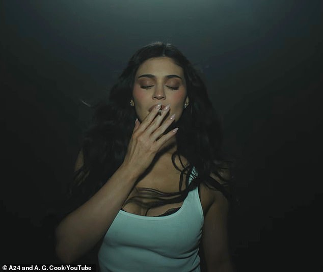 بأسلوب شقي حقيقي، عرضت نجمة تلفزيون الواقع شخصيتها الساحرة بملابس بسيطة ومكياج مثير وهي تدخن سيجارة