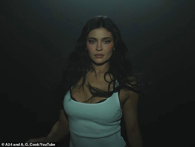 تم الكشف عن أن القنبلة لم تكن سوى جينر، التي ظهرت أيضًا لأول مرة في فيلم Charli's The Moment.