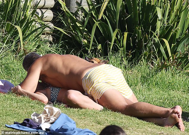 الزوجان - اللذان تثير الفجوة العمرية بينهما 24 عامًا الدهشة حتى بمعايير الضواحي الشرقية - أصبحا في متناول اليد للغاية على الربوة المعشبة، وكان مصورنا هناك لالتقاط كل الأحداث