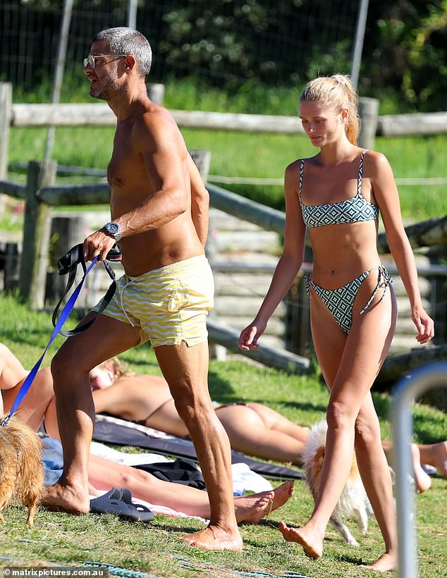 شارك جوليان صورًا عبر الإنترنت تظهر الزوجين وهما يتجولان في المناطق النائية