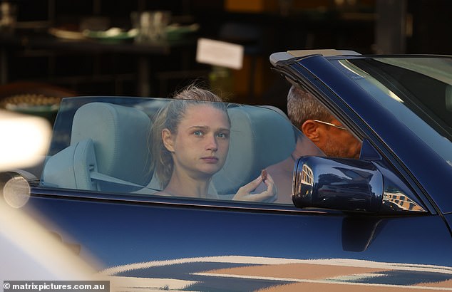 قامت العارضة بابتلاع دجاجتها بينما كان الزوجان يبتعدان