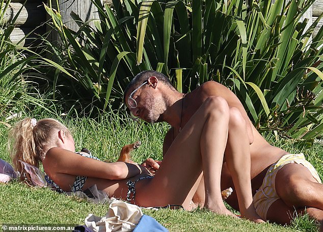 تحدث الزوجان وتعانقا تحت أشعة الشمس