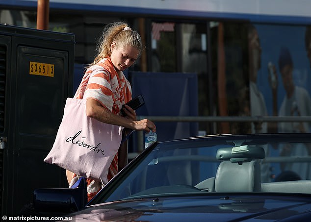 قبل ذلك، تصدر عناوين الأخبار في عام 2014 عندما ارتبط بنجمة Vampire Diaries نينا دوبريف.