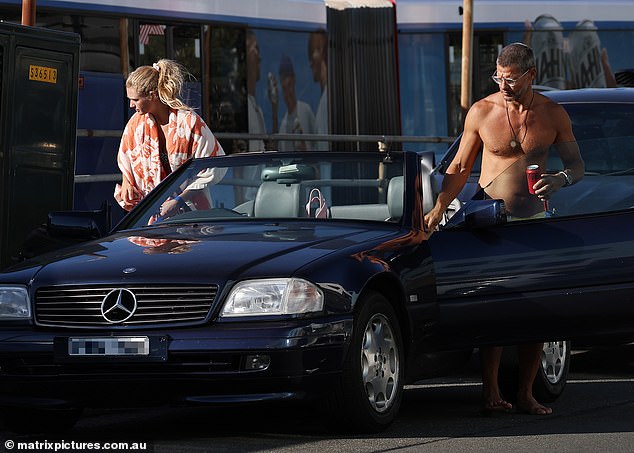 ثم انتقل بعد ذلك مع نجم Instagram الأمريكي Alexis Renin في عام 2016