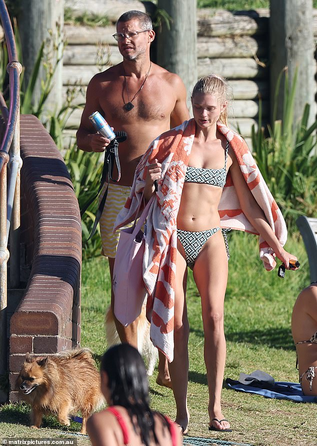 بعد قضاء بعض الوقت في الشمس، أخذ الزوجان مناشفهما وتوجها إلى متجر دجاج محلي، حيث تناولا وجبة سريعة