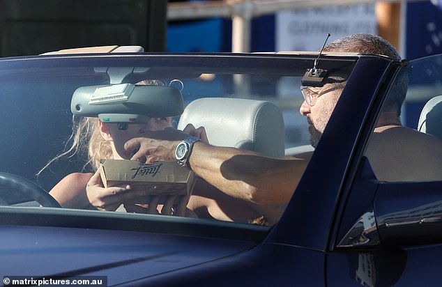 وشوهد الزوجان في وقت لاحق وهما يتناولان طعامهما في المقعد الأمامي لسيارة جوليان، حتى أن رجل الأعمال كان يطعم زوجته قطع الدجاج يدويًا.