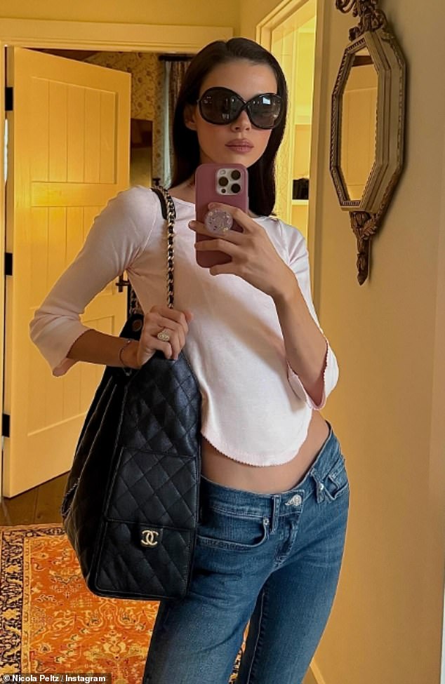 وفي إحدى الصور ظهرت وهي تحمل حقيبة شانيل التي بدت كبيرة بشكل ملحوظ على عكس شكلها الصغير