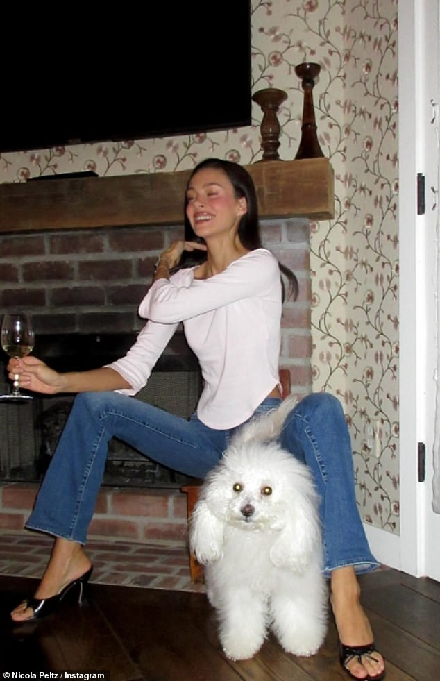 وأظهرت صور أخرى الزوجين وهما يستمتعان بنبيذ أحمر عتيق نادر، يبلغ عمره ما يقرب من 200 عام، بالإضافة إلى الذهاب في نزهات مع كلبهما المحبوب، لامب.