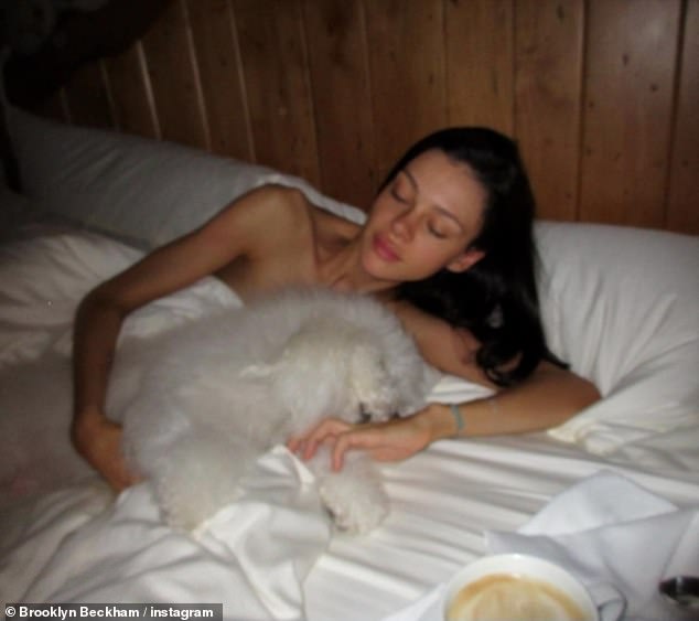 شارك بروكلين أيضًا لقطات مماثلة في ملفه الشخصي يوم الثلاثاء، بما في ذلك صورة مفعمة بالحيوية لزوجته عاريات الصدر في السرير، حيث أثار كلا المنشورين تعليقات حول مظهر نيكولا النحيف.