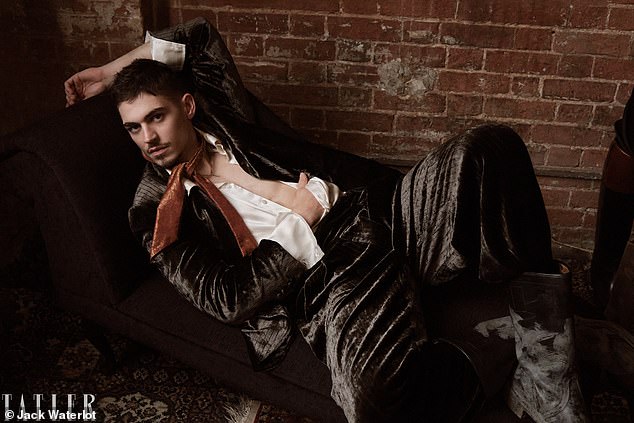 وقال الممثل، وهو ابن شقيق النجمين المشهورين رالف وجوزيف فينيس، إن أي ادعاءات بأنه طفل نيبو هي 