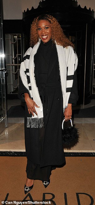 اختار نجم المصارعون مونتيل دوجلاس فستانًا أسود مع سترة وكعب متطابقين.