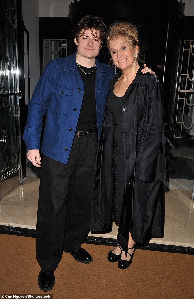 انضم إلى لورين أشبورن ابنها لويس أشبورن سيركيس الذي يلعب دور البطولة في فيلم 28 Years Later الجديد.