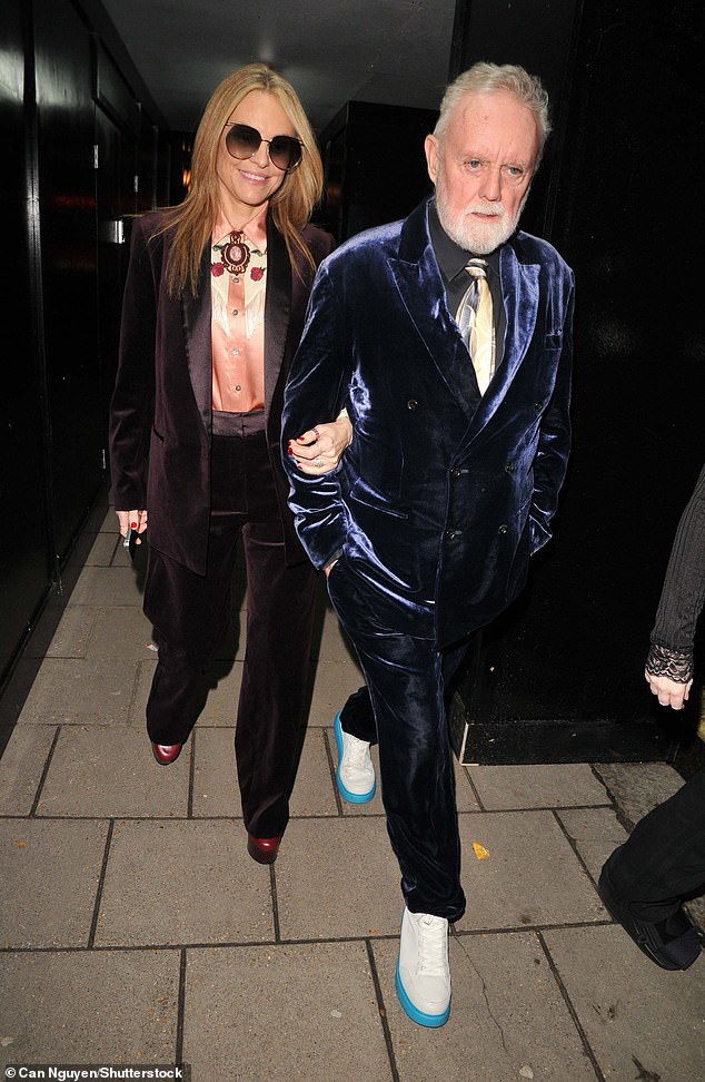 واختار عازف الطبول روجر تايلور بدلة مخملية أرجوانية داكنة أثناء حضوره الحدث مع زوجته سارينا