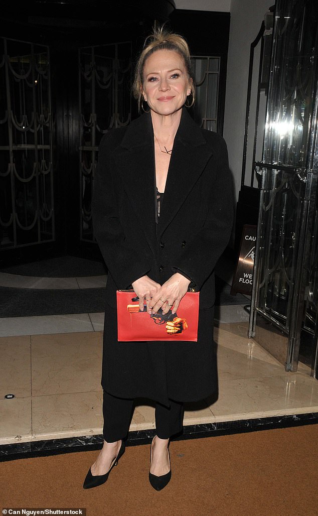 نجمة EastEnders Kellie Bright ملفوفة في معطف أسود ارتدته فوق قميص وبنطلون متطابقين