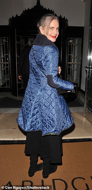 ارتدت نجمة مسلسل Downton Abbey، إليزابيث ماكجفرن، سترة زرقاء ارتدتها فوق فستان أسود وحذاء مطابق