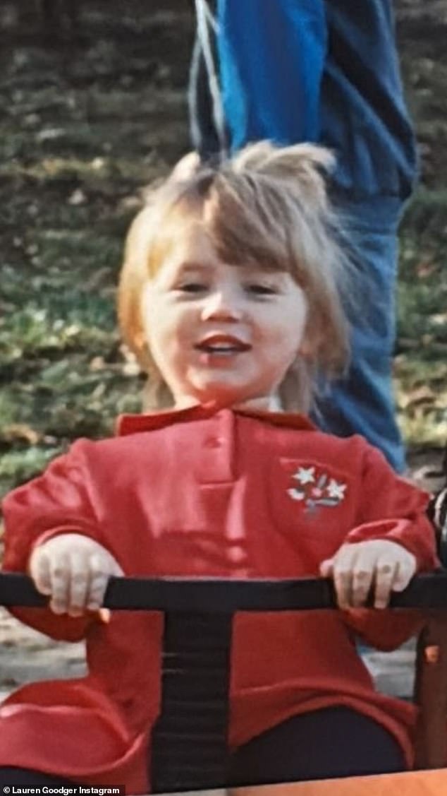 شاركت لورين أيضًا صورة ارتدادية للطفولة