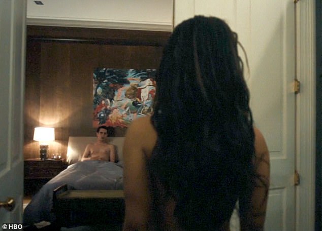 شاركت الممثلة في بعض المشاهد الأكثر فظاظة في المسلسل، بما في ذلك المجموعات ثلاثية ومؤخرًا مشهد يتضمن لعبة جنسية.