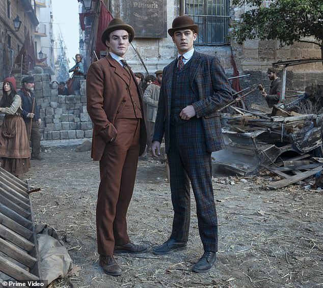 من المقرر أن يقوم البطل بعد ذلك بدور شيرلوك هولمز الشاب في سلسلة Prime Video Young Sherlock (في الصورة مع دونال فين في دور جيمس موريارتي).