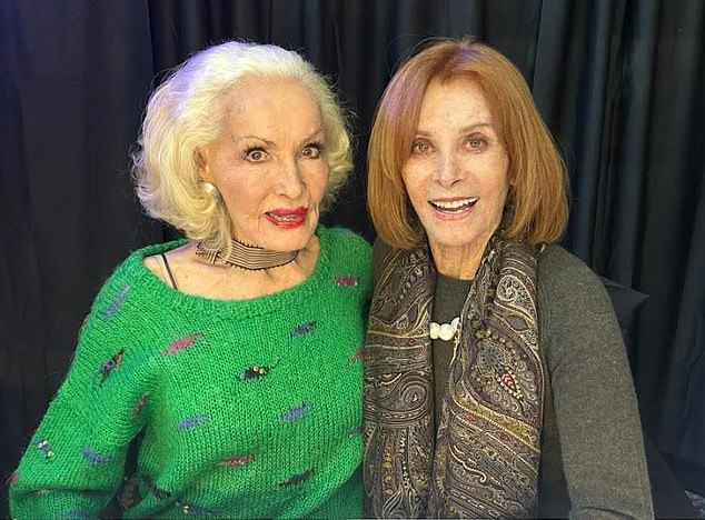 هذا الشهر، شوهدت نيومار، على اليسار، تبدو شابة على إنستغرام مع صديقتها ستيفاني باورز، على اليمين، من شهرة هارت تو هارت. 