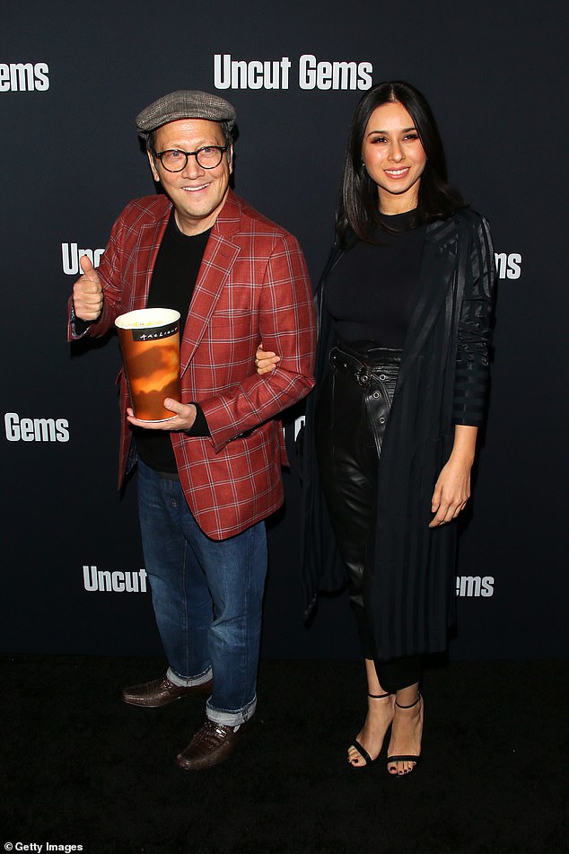 تظهر سجلات المحكمة التي حصلت عليها صحيفة ديلي ميل أن الممثلة البالغة من العمر 37 عامًا، واسمها الأصلي باتريشيا أزاركويا، تقدمت بطلب الطلاق من الممثل الكوميدي البالغ من العمر 62 عامًا في أواخر العام الماضي. (الصورة 2019)