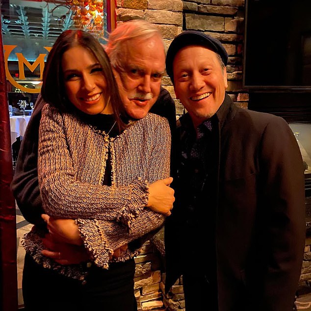 لم يرد روب بعد على طلب الطلاق على الرغم من أنه أكد للمحكمة أنه نجح في الحصول على طلب الطلاق؛ (باتريشيا وجون كليز وروب في صورة منشورة على حساب باتريشيا على إنستغرام في عام 2021)