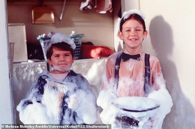 تظهر قاعة Bug Hall الصغيرة (على اليمين) في مشهد من Little Rascals جنبًا إلى جنب مع النجم ترافيس تيدفورد