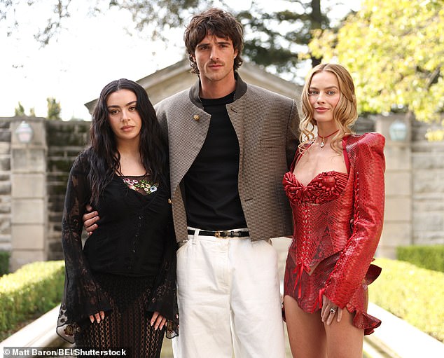 تشارلي XCX تقربت من إلوردي وروبي في طقم مذهل شبه شفاف، نسقته مع حذاء بكعب رفيع أحمر اللون