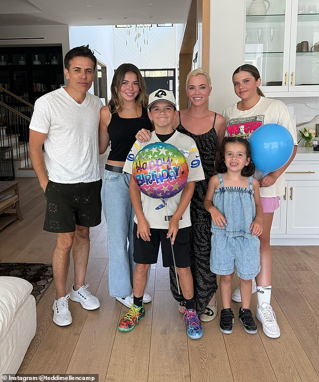 أعلنت Mellencamp انفصالها عن زوجها Edwin Arroyave الذي تشارك معه بناتها Slate. 13 عامًا، دوف، ستة أعوام في فبراير؛ وابنها كروز، 11 عامًا، في نوفمبر 2024. وهي أيضًا زوجة أب لإيزابيلا ابنة أروياف، 17 عامًا، من علاقة سابقة.